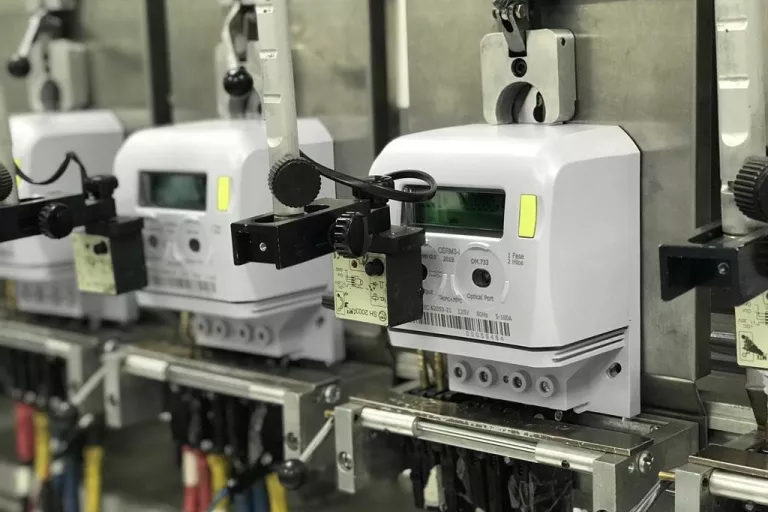 Illustration of Así se implementa la medición inteligente en Colombia y su proceso de verificación metrológica.